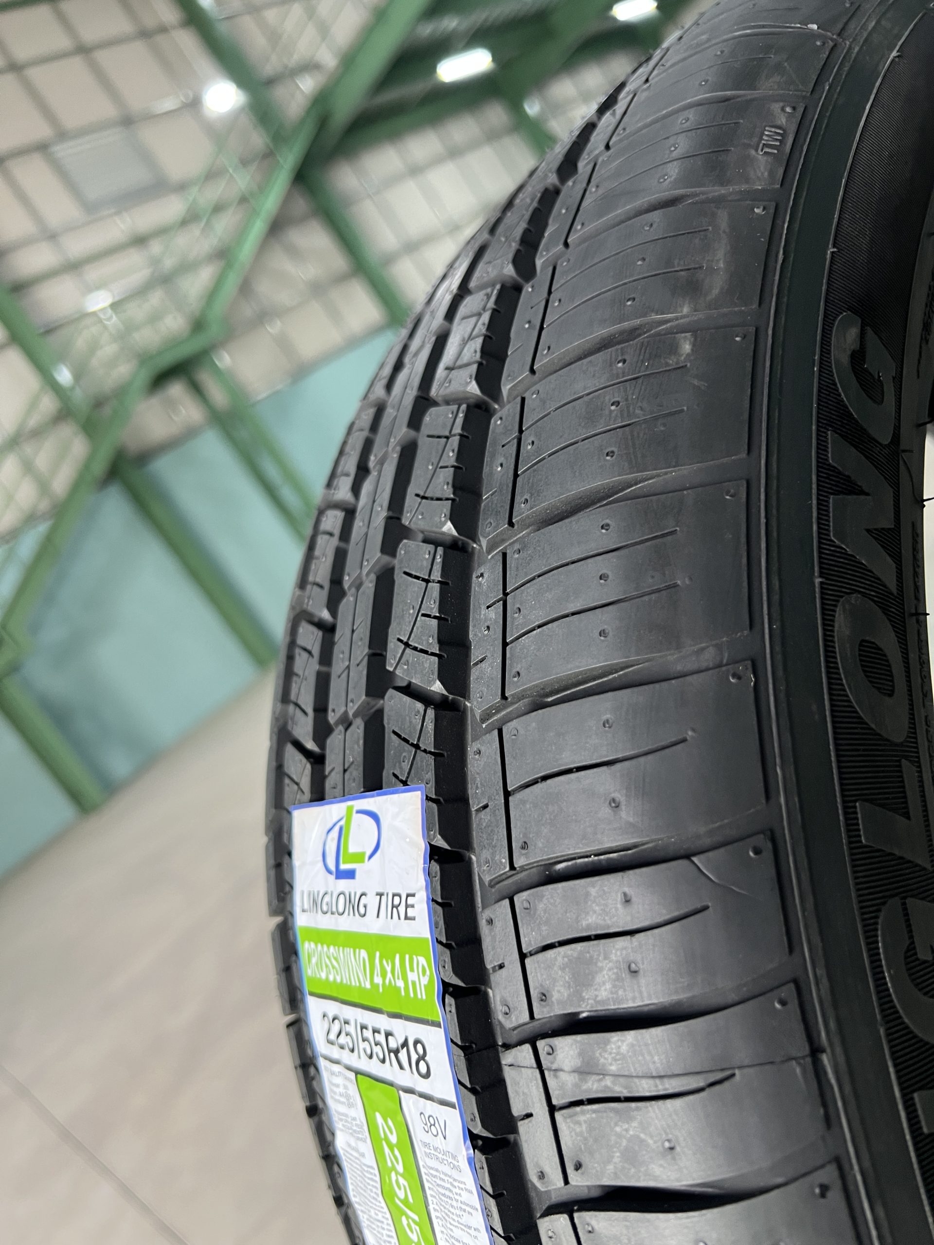 Cận cảnh rãnh gai thoát nước lốp 225/55R18 khi thay lốp xe Mitsubishi Outlander